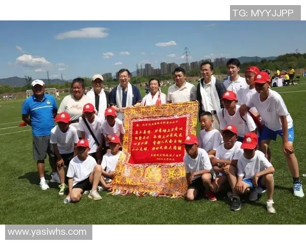 足球明星场外亲民互动展现真情厚谊与粉丝共鸣的温暖瞬间